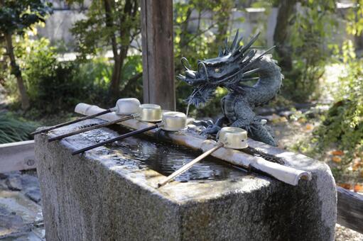 手水舎の龍 神社,手水舎,清めるの写真素材