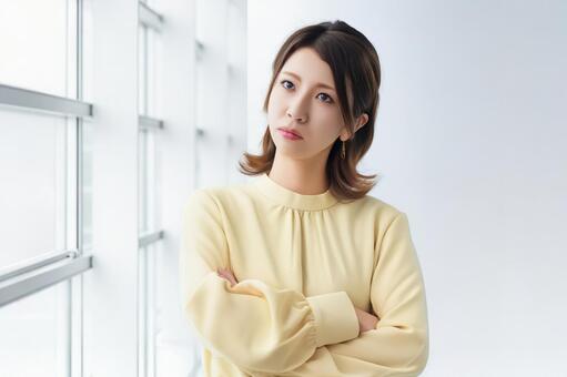 考えごとをする女性・ビジネスウーマン 女性,考える,悩むの写真素材