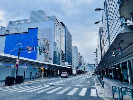 早朝の京都四条通 早朝の京都四条通 四条通,京都市,繁華街の写真素材
