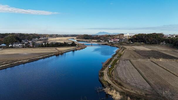 冬の田んぼに沿って流れる川 川,河川,河川敷の写真素材