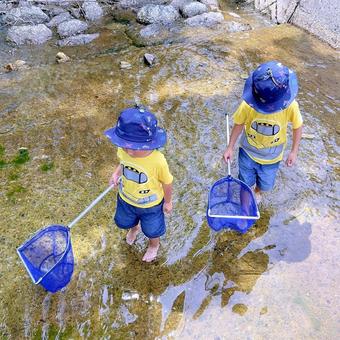 Photo, children&#39;s summer vacation, summer vacation, river play, 