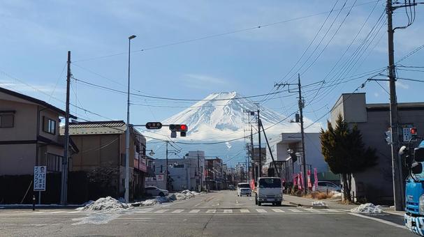 道路の先に見える富士山 道路の先に見える富士山 富士吉田,青空,街並みの写真素材