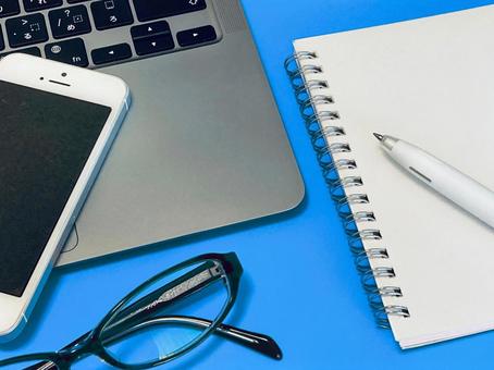 ノートPCとスマホ、ノート(青背景) ノートPCとスマホ、ノート(青背景) 仕事,勉強,ノートパソコンの写真素材
