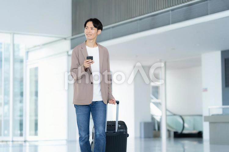 旅行をする若い男性 旅行,観光,旅の写真素材