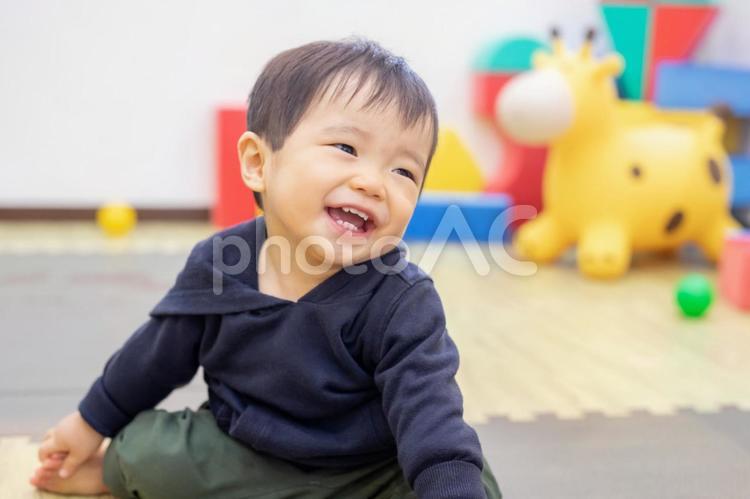 保育園／託児所／キッズカフェで遊ぶ男の子 保育園,幼稚園,託児所の写真素材