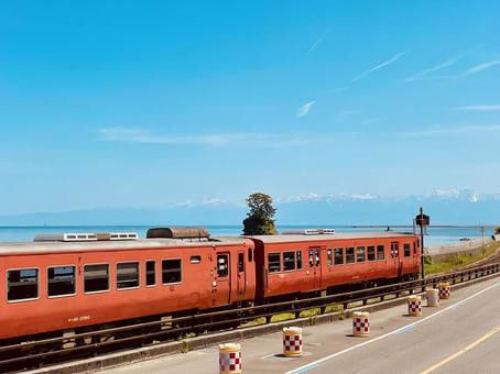 富山県 雨晴海岸と電車 富山県 雨晴海岸と電車 富山県,富山,雨晴の写真素材