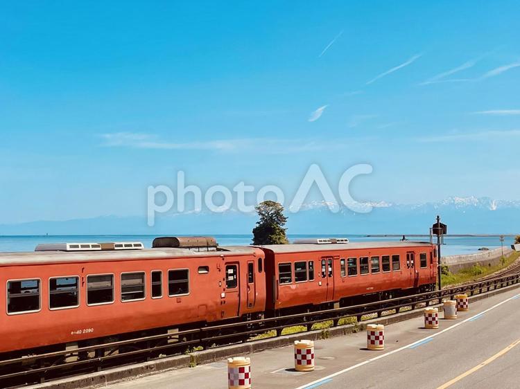 富山県　雨晴海岸と電車 富山県,富山,雨晴の写真素材