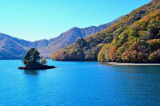 奥日光の紅葉（中禅寺湖、男体山） 紅葉,秋,風景の写真素材