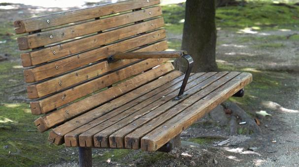 公園ベンチ、横から ベンチ,朽ちかけたベンチ,木のベンチの写真素材