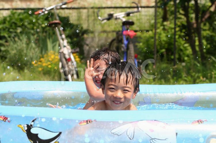 庭のプール　水しぶきを立てて遊ぶ子ども プール,水遊び,子供の写真素材
