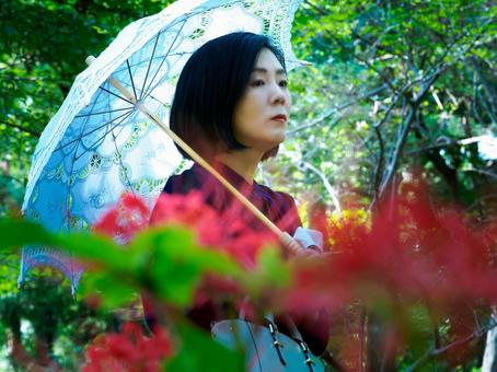 40:彼岸花を静かに眺める女性 40:彼岸花を静かに眺める女性 彼岸花,ミステリアス,悲しげの写真素材