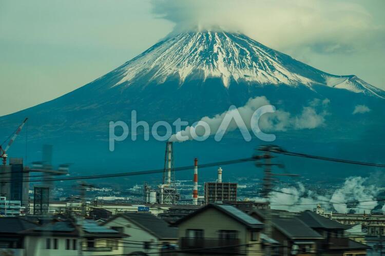 富士山と工場の煙突８ お正月,コンビナート,プラントの写真素材