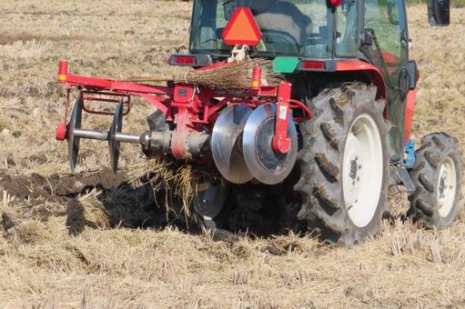 農作業中のトラクター トラクター,農地,耕すの写真素材