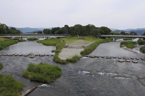 飛び石の先にある風景|京都・鴨川デルタ 飛び石の先にある風景|京都・鴨川デルタの写真