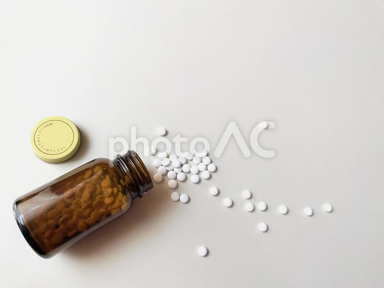 倒れた薬瓶と薬 薬,瓶,テクスチャの写真素材