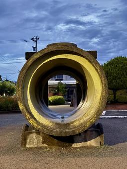 朝の公園 機関車の形をした土管 朝の公園 機関車の形をした土管の写真