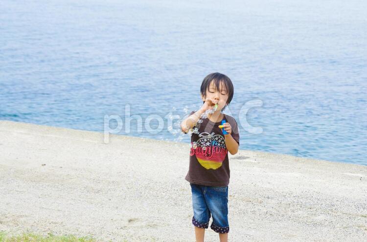 シャボン玉と男の子 男の子,シャボン玉,子供の写真素材