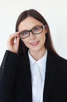 カメラ目線でメガネフレームを持つ女性 女性,外国人,メガネの写真素材