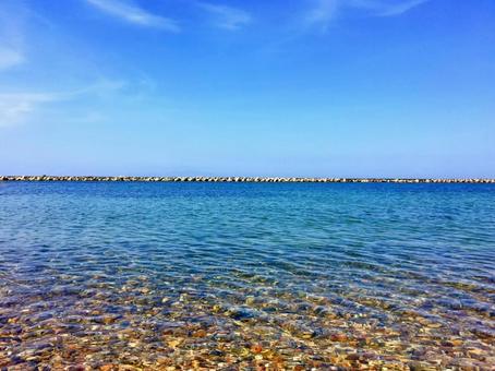 透き通る浅瀬と石の海 透き通る浅瀬と石の海 海,透明な水,浅瀬の写真素材