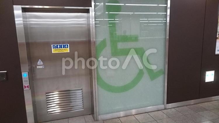 多目的トイレ 多機能トイレ,駅,オストメイトの写真素材