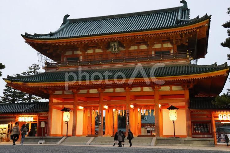 夕方の平安神宮 平安神宮,京都,夕方の写真素材