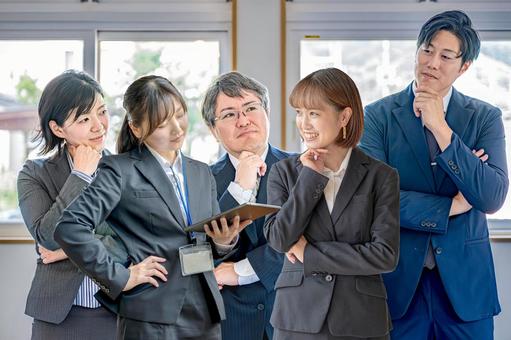 考えるビジネスチーム 考えるビジネスチーム ビジネス,ビジネスチーム,ビジネスウーマンの写真素材