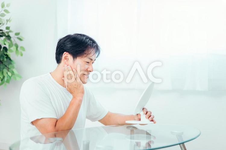 肌の調子がいい男性（笑顔） スキンケア,メンズ美容,笑顔の写真素材
