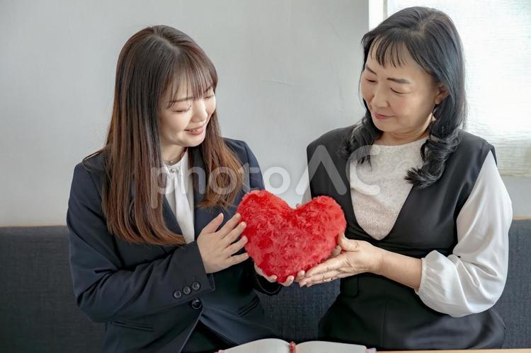 ハートと笑顔の女性たち ビジネスウーマン,スーツ,女性の写真素材
