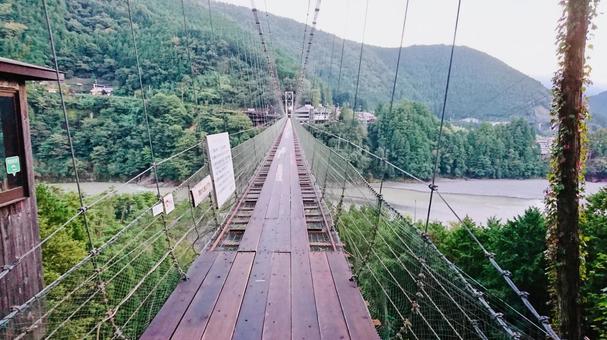 怖いけど渡りたくなる谷瀬の吊り橋 怖いけど渡りたくなる谷瀬の吊り橋 谷瀬の橋,奈良県,十津川村の写真素材