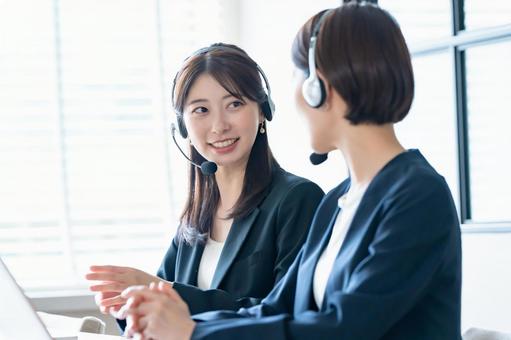 話をするオペレーター女性・二人 話をするオペレーター女性・二人 女性,ビジネスウーマン,オペレーターの写真素材