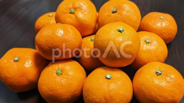 テーブルの上に乗ったみかん みかん,フルーツ,果物の写真素材