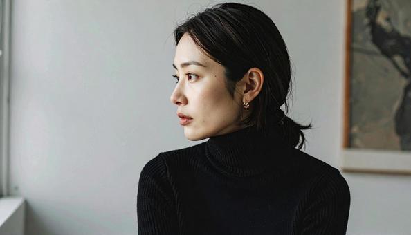 窓辺で物思いにふける女性ポートレイト 窓辺で物思いにふける女性ポートレイトの写真