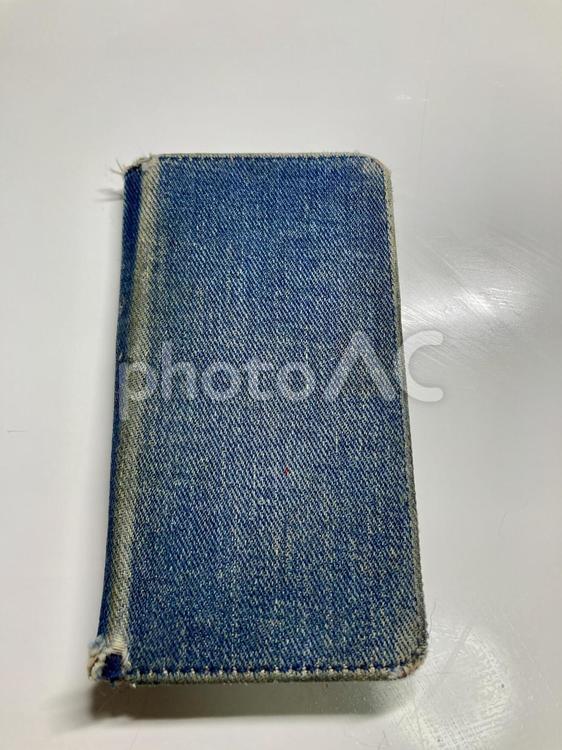 使い古したスマホケース スマホケース,ボロボロ,ケースの写真素材
