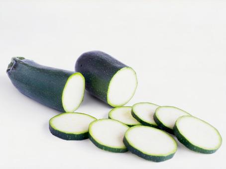 カットしたズッキーニ 野菜 イタリアン カットしたズッキーニ 野菜 イタリアンの写真