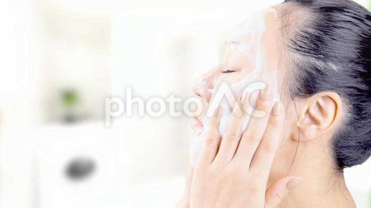洗顔する女性の横顔 洗顔,化粧品,美容の写真素材