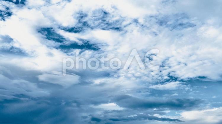 雨雲と晴れ雲の境界 雨雲,曇り,雲の写真素材