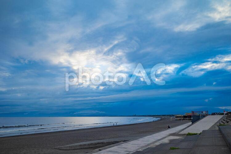 江の島海岸の夕暮れ 江ノ島海岸,雲,空の写真素材