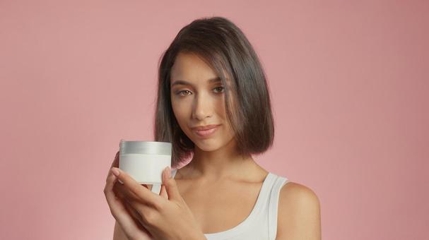 クリームジャーを持っている女性 クリームジャーを持っている女性 女性,外国人,アジア人の写真素材