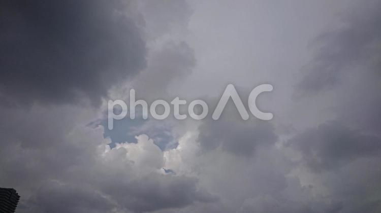 不思議な空　雨の予感　晴れ間 晴れ,曇り,空の写真素材
