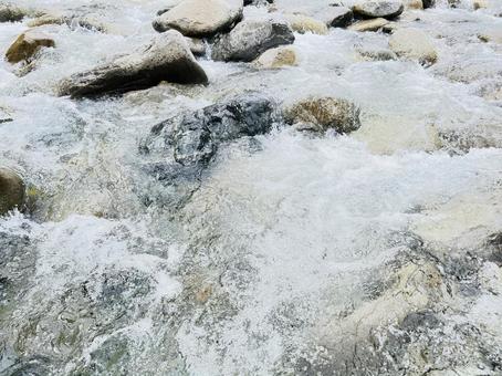 清流の岩場と透明な水の流れ 清流の岩場と透明な水の流れ 川,清流,岩場の写真素材