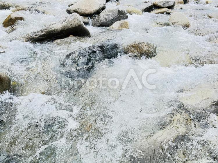 清流の岩場と透明な水の流れ 川,清流,岩場の写真素材