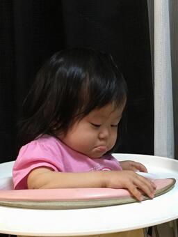 落ち込む女児 落ち込む女児の写真