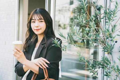 テラスでコーヒーを飲む女性 女性,コーヒー,カフェの写真素材