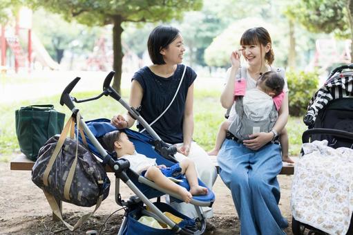 ママ友 母親 育児 ママ友 母親 育児 ママ友,公園,男性の写真素材