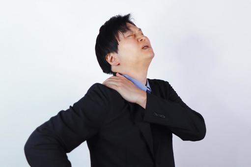 肩の痛みに悩む男性 肩の痛みに悩む男性 男性,ビジネスマン,肩の写真素材
