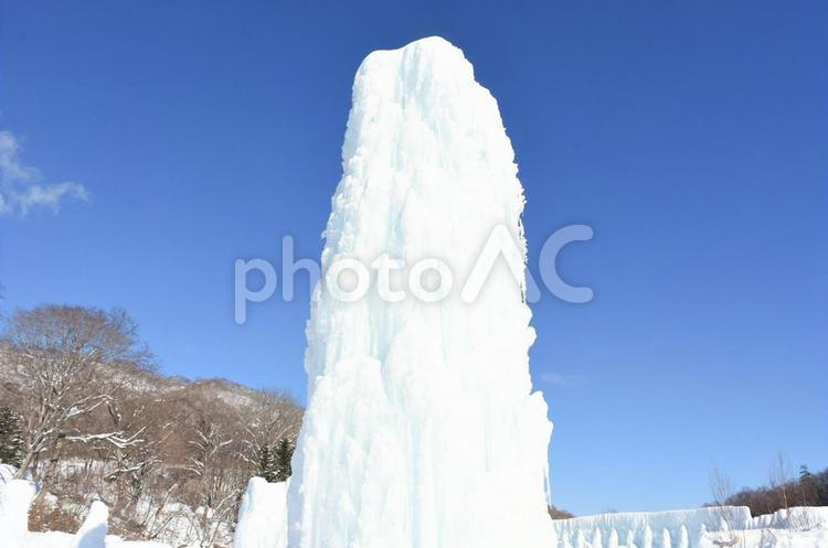 青空の下の氷の作り物 氷濤まつり,氷の美術館,支笏湖の写真素材