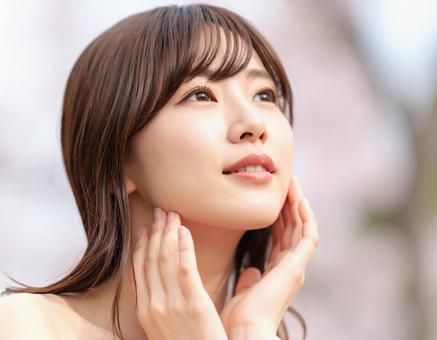 空を見上げる女性 空を見上げる女性の写真