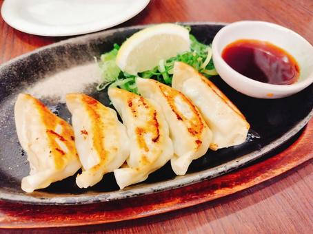 鉄板餃子 餃子,鉄板焼,ねぎの写真素材