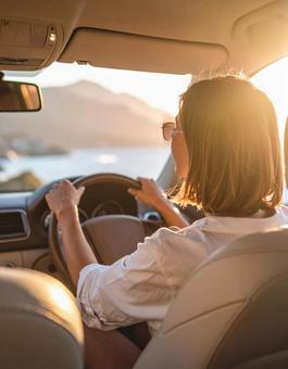 マイカーでドライブする女性 マイカーでドライブする女性の写真