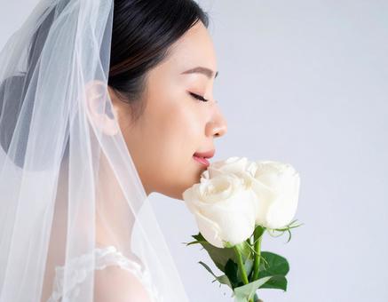 ウエディングドレスを着た女性 白い花14 ウエディングドレスを着た女性 白い花14の写真